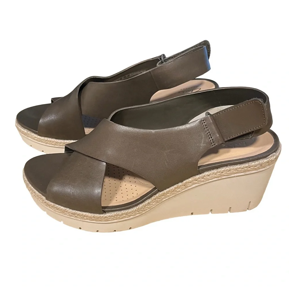 NEW Clarks Artisan Khaki Green Sz 9.5 Criss Cross Leather Wedge Womens Sandal